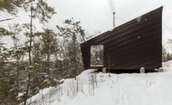 Façade bois neige - Cabin-Rock par I-Kanda-Architects - New Hampshire- USA © Matt Delphenich