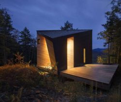 Façade principale nuit - Cabin-Rock par I-Kanda-Architects - New Hampshire- USA © Matt Delphenich