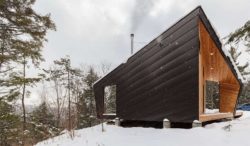 Façade structure bois hiver - Cabin-Rock par I-Kanda-Architects - New Hampshire- USA © Matt Delphenich