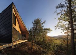 Façade terrasse et Grandes baies vitrées - Cabin-Rock par I-Kanda-Architects - New Hampshire- USA © Matt Delphenich