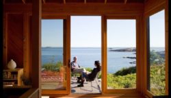 Façade terrasse et grande vitrée - Retreat-Island par Alex Scott Porter Design - USA