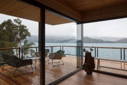 Grande baie vitrée et vue panoramique lac - Hats House par SAA Arquitectura - Puerto Rio Tranquilo, Chili © Nico Saieh