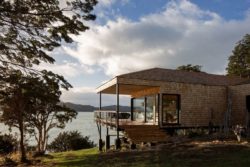 Partie sur piliers avec poutres - Hats House par SAA Arquitectura - Puerto Rio Tranquilo, Chili © Nico Saieh