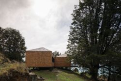 Piliers avec poutres - Hats House par SAA Arquitectura - Puerto Rio Tranquilo, Chili © Nico Saieh