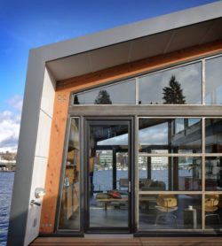 Porte vitrée entrée - Floating-home par Ninebark Design - Seattle, USA © Aaron Leitz