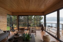 Salon et vue panoramique lac - Hats House par SAA Arquitectura - Puerto Rio Tranquilo, Chili © Nico Saieh