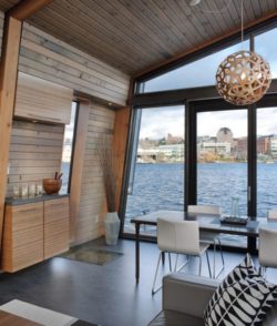 Séjour et vue sur la baie Seattle - Floating-home par Ninebark Design - Seattle, USA © Aaron Leitz