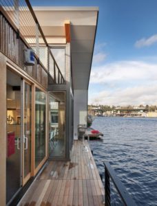 Terrasse bardage bois - Floating-home par Ninebark Design - Seattle, USA © Aaron Leitz