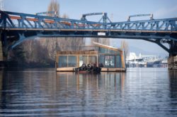 Vue panoramique façade vitrée - Floating-home par Ninebark Design - Seattle, USA © Aaron Leitz