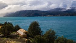 Vue panoramique site et lac - Hats House par SAA Arquitectura - Puerto Rio Tranquilo, Chili © Nico Saieh