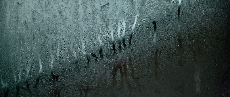 humidite-eau-sur-une-vitre