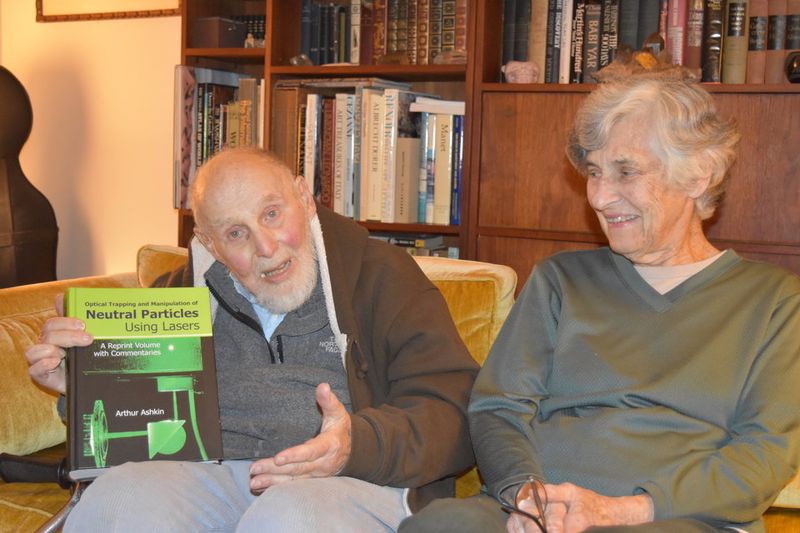 Ashkin, 96 ans, et son épouse, Aline, 86 ans