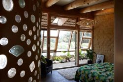 Chambre et grande baie vitrée - Earthship Te Timatanga par Gus-Sarah - Waikato, Nouvelle-Zelande