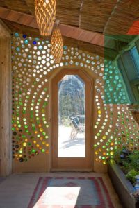 Façade entrée - Earthship Te Timatanga par Gus-Sarah - Waikato, Nouvelle-Zelande