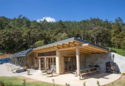 Façade principale - Earthship Te Timatanga par Gus-Sarah - Waikato, Nouvelle-Zelande