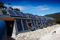 Panneau solaire et grande baie vitrée - Earthship Te Timatanga par Gus-Sarah - Waikato, Nouvelle-Zelande