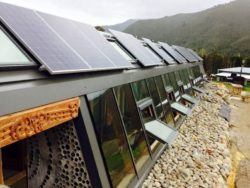 Panneaux solaires et grandes baies vitrées - Earthship Te Timatanga par Gus-Sarah - Waikato, Nouvelle-Zelande