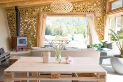 Salon et cheminée - Earthship Te Timatanga par Gus-Sarah - Waikato, Nouvelle-Zelande