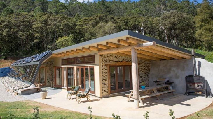 Une - Earthship Te Timatanga par Gus-Sarah - Waikato, Nouvelle-Zelande