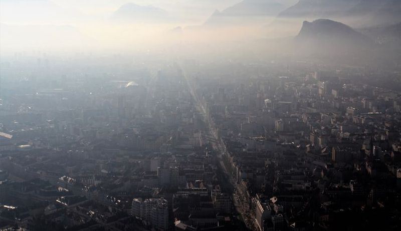 CNRS-Recherche-sur-l’air-Paris © photography taken from the Bastille, in the Chartreuse mountain