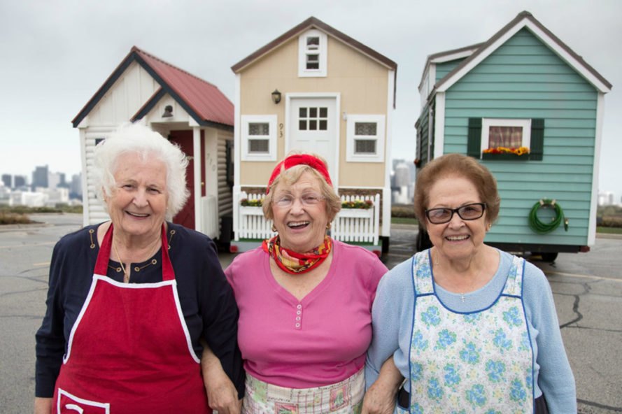 Une - mamies construisent des tiny house