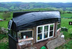 Cabane en bois avec toit coque bateau © i pinimp