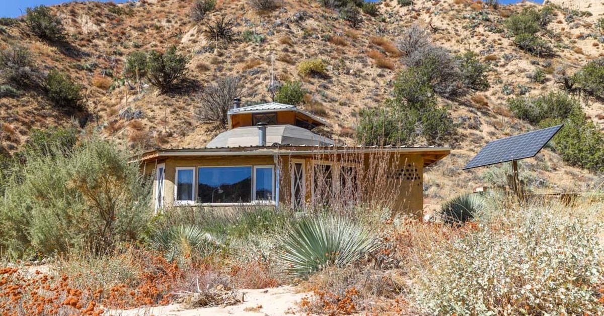 Une maison en terre autonome dans le désert californien | Build Green