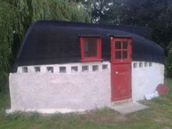 maison en terre avec toiture coque bateau renversée © i pinimp