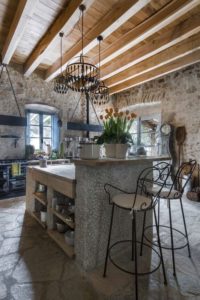 10- Catalan-Farmhouse par Ana Engelhorn Interior Design - Catalogne, Espagne © Hector Jensen Pie