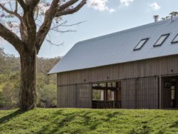 5- The-Barn-House par Paul-Uhlmann-Architects - Pullenvale, Australie © Andy Macpherson Studio