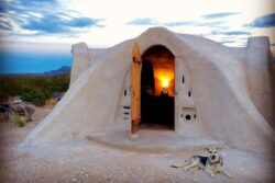 2- Adobe Dome - Texas, USA © Airbnb