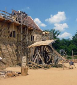 1-Guedelon-Giovana-Martino-Treigny-France-credits-photos-mksfca-via-Visualhunt