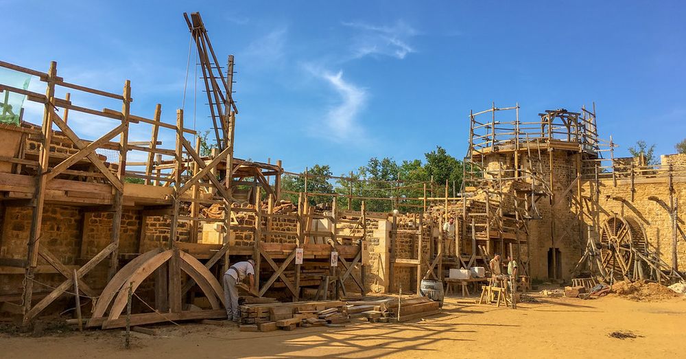 Guédelon, un château médiéval en construction (mai>novembre) • bao