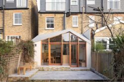 9-Wood-Home-Addition-Turner-Architects-Angleterre-credits-photos-Adam-Scott