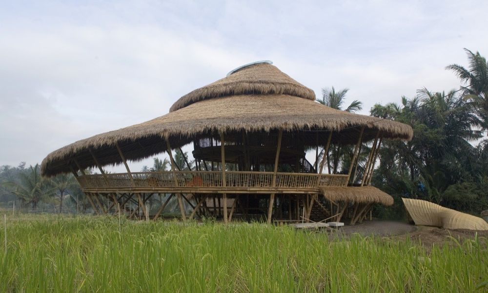 Une-Bamboo-buildings-Shell-Bale-Bali-Indonesie-credits-photos-Eduardo-Souza