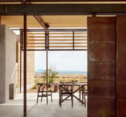 3-Rammed-Earth-Home-Lake-Flato-Architects-Texas-USA-credits-photos-Casey-Dunn