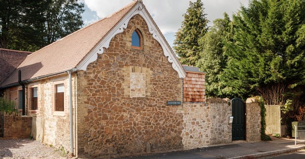 Fond Maison En Bois Avec Un Toit De Paille Et De Pierres Fond, Un Mur En