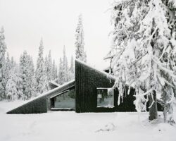 1-Cabin-Vindheim-Vardehaugen-credits-credits-photos-Architekturfotograf-Rasmus-Norlander