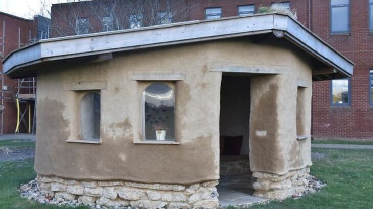 Une-cob-round-house-Emma-Whalley-Norfolk-Angleterre-credits-photos-Sonya-Duncan