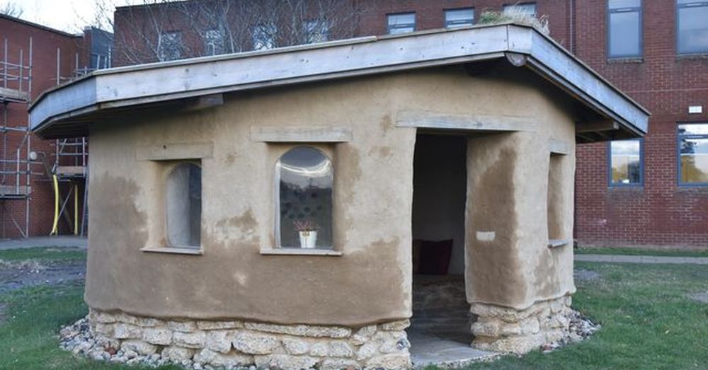 Une-cob-round-house-Emma-Whalley-Norfolk-Angleterre-credits-photos-Sonya-Duncan