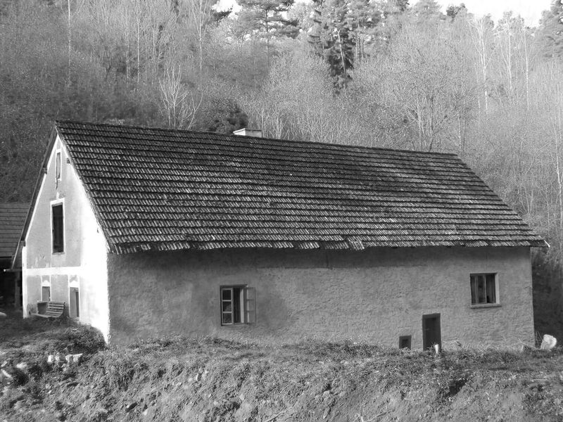 Cette rénovation d'un moulin à eau converti en logement est le beau projet réalisé par Stempel & Tesar architekti en République tchèque.