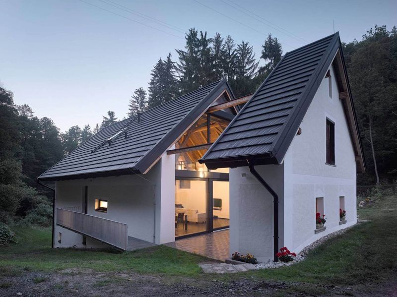Cette rénovation d'un moulin à eau converti en logement est le beau projet réalisé par Stempel & Tesar architekti en République tchèque.