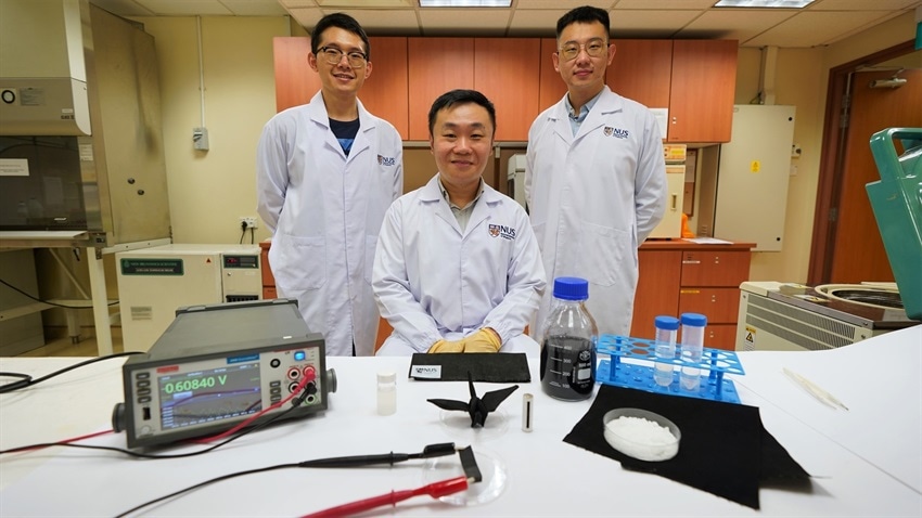 Le professeur assistant Tan Swee Ching (au centre), en collaboration avec le Dr Zhang Yaoxin (à gauche) et M. Qu Hao (à droite). Crédit image : Université nationale de Singapour