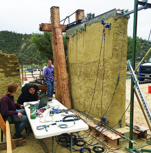 Des étudiants en génie et des professeurs de l'Université Cal Poly ont collaboré avec Quail Springs sur cette simulation de tremblement de terre sur un mur en bauge. Image de Sasha Rabin