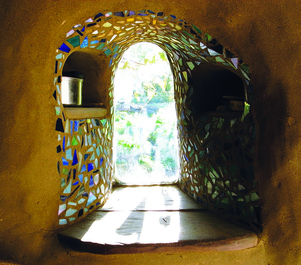 Des fioritures créatives peuvent être sculptées en torchis, comme des fenêtres encadrées de mosaïques de verre.