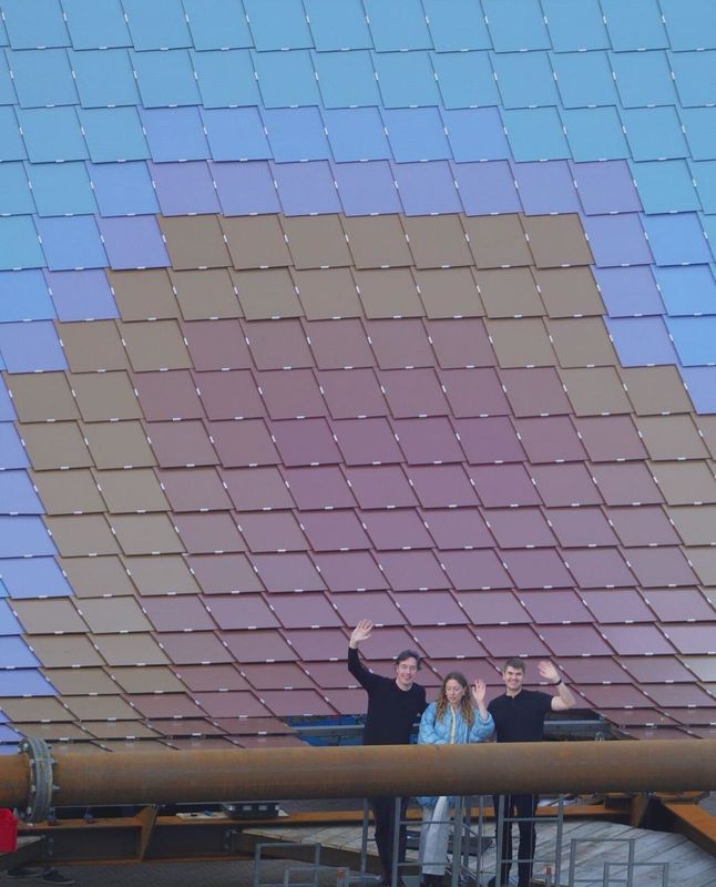  Marjan van Aubel avec Michiel Raaphorst (V8 Architects) et Kevin Verpaalen (Kameleon Solar) - photo via TADA 