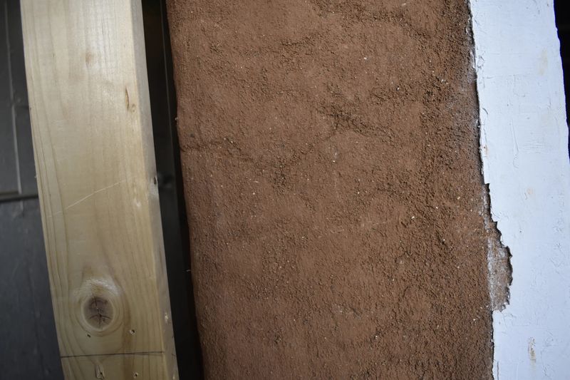 Une vue latérale rapprochée d'un mur en adobe de 30 cm d'épaisseur réalisé chez Terran Robotics à Bloomington. Usa. Photo Laura Lane/Herald-Times