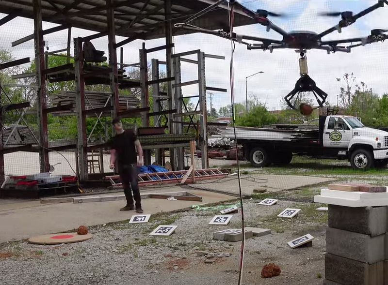 Construction du mur en adobe avec un drone chez Terran Robotics à Bloomington. Usa