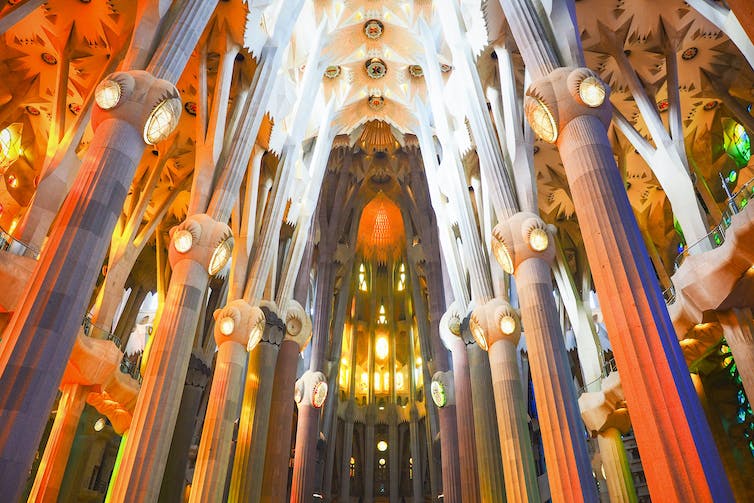 La Sagrada Familia de Gaudi à Barcelone est un des premiers exemples modernes de bioarchitecture. Sung Jin Cho/Unsplash