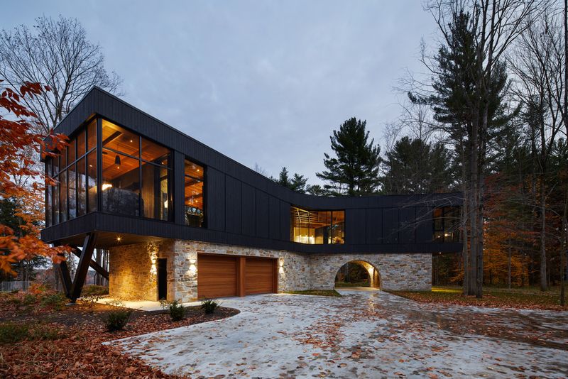 Cette maison en bois révèle la pierre à l'intérieur